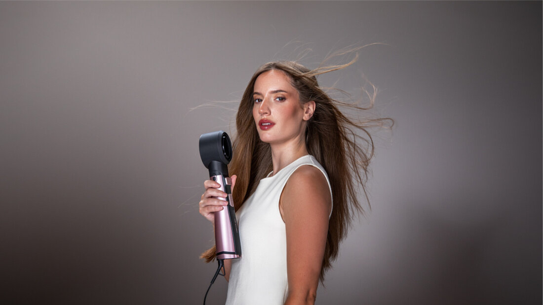 Suszarko-lokówka CECOTEC CeramicCare 10in1 AirBrush Gyro 19-70 mm 1100 W zdjęcie lifestyle Równomierne ogrzewanie Ceramiczna powłoka bezpieczne modelowanie