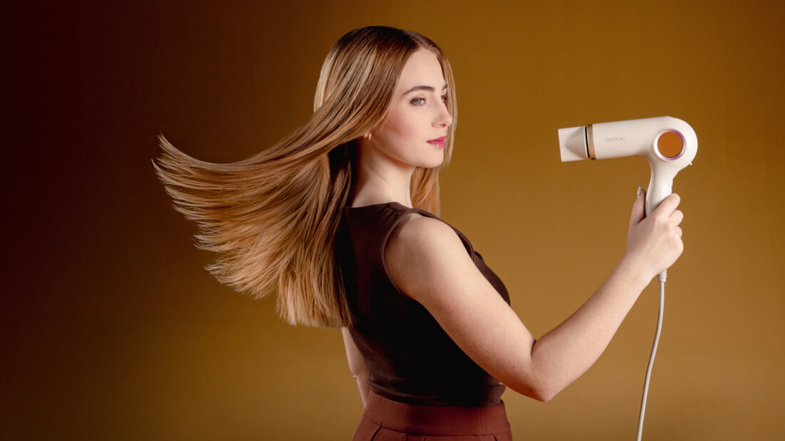 Suszarka CECOTEC DryGlam Waves 6in1 Sensor Czarny 1400 W zdjęcie lifestyle Szybkie suszenie włosów Bezszczotkowy silnik cicha praca