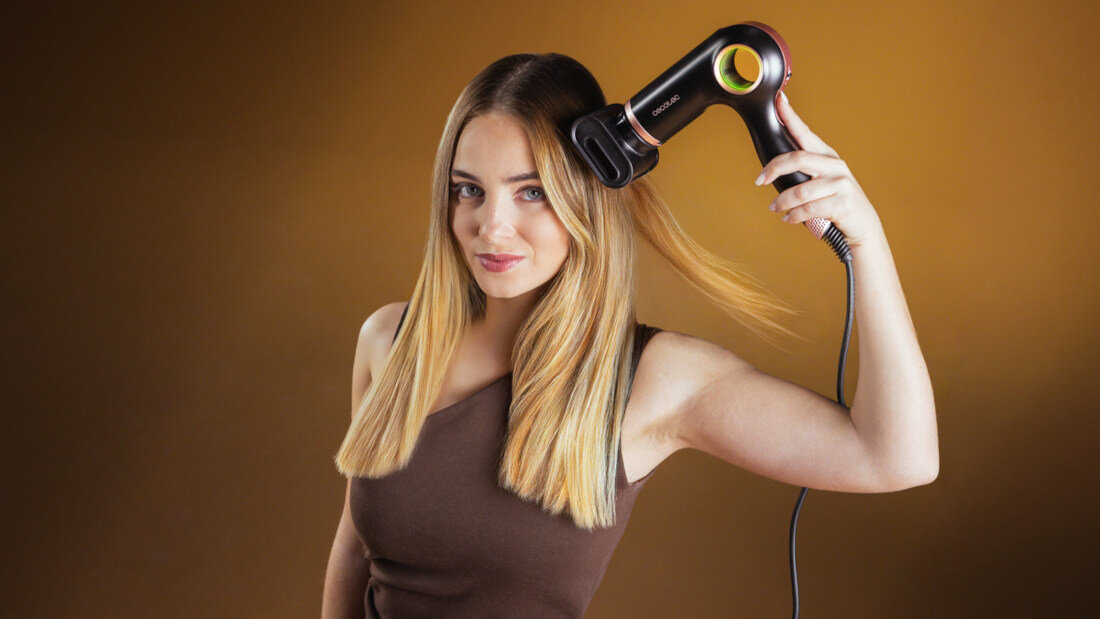 Suszarka CECOTEC DryGlam Waves 6in1 Sensor Czarny 1400 W zdjęcie lifestyle Gładkie i pełne blasku Technologia jonowa Końcówka wygładzająca