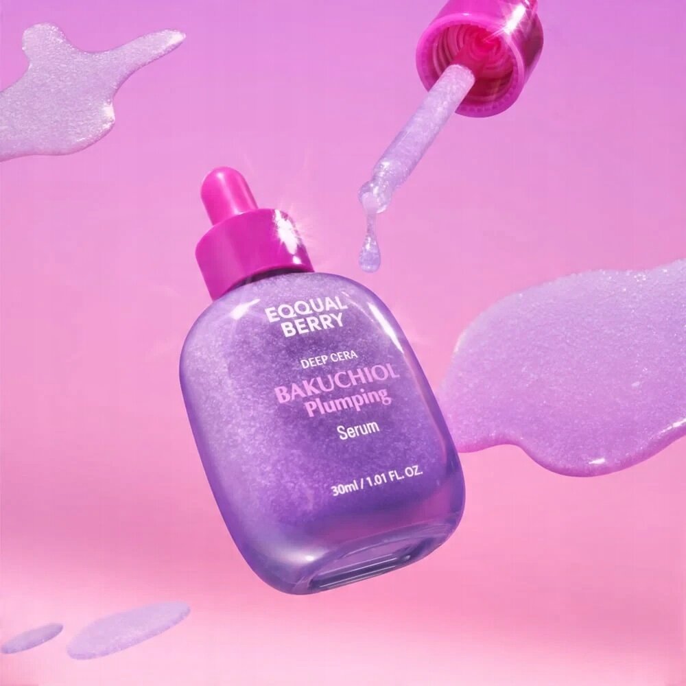 Fioletowa butelka serum z napisem \'EQQUALBERRY DEEP CERA BAKUCHIOL Plumping Serum 30ml / 1.01 FL OZ\' na różowym tle. Obok butelki widoczna jest pipeta z kroplą płynu.