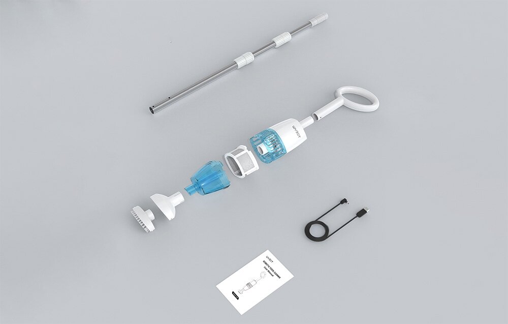 Na szarym tle widoczny jest rozłożony odkurzacz do basenów z niebieskimi i białymi elementami, metalowy kij teleskopowy, kabel USB oraz instrukcja obsługi.