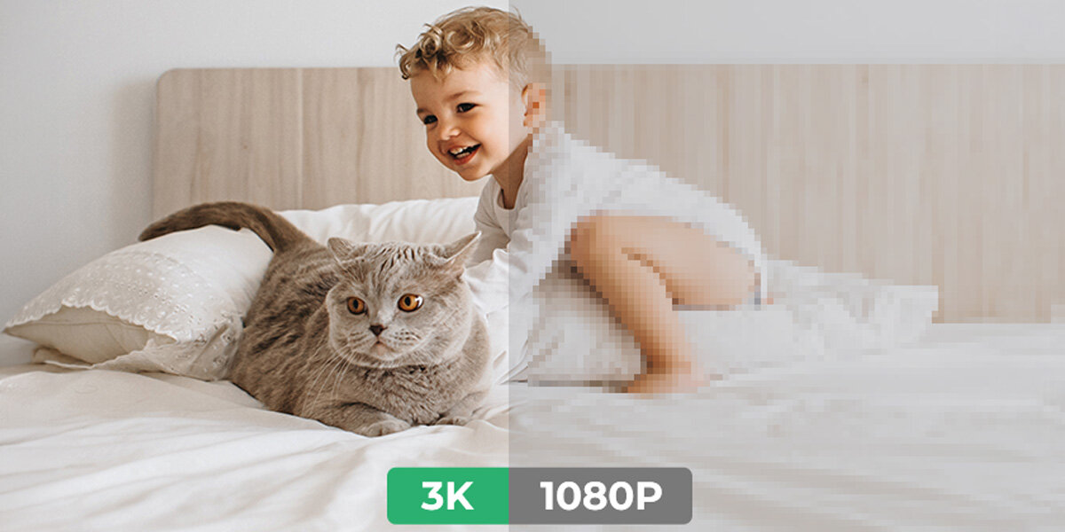 Na łóżku siedzi dziecko obok kota, a obraz jest podzielony na dwie części z różną jakością: 3K i 1080P.