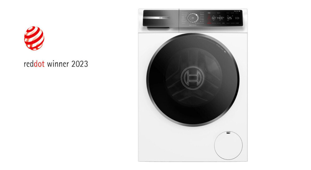 Pralka o nowoczesnym designie z dużym, czarnym bębnem i panelem sterowania z wyświetlaczem cyfrowym. Obok pralki znajduje się logo \'reddot winner 2023\'.