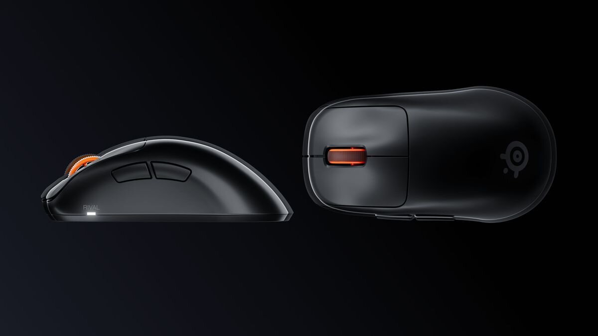 Obraz przedstawia czarną mysz komputerową z widocznym logo SteelSeries oraz pomarańczowym elementem na rolce. Mysz jest pokazana z boku i z góry na ciemnym tle.