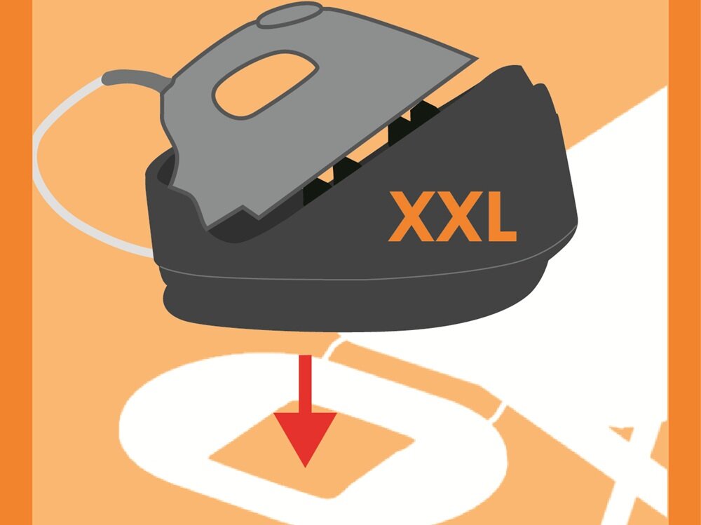 Ilustracja przedstawia żelazko na podstawce z napisem \'XXL\' na pomarańczowym tle. Pod żelazkiem znajduje się czerwona strzałka skierowana w dół.