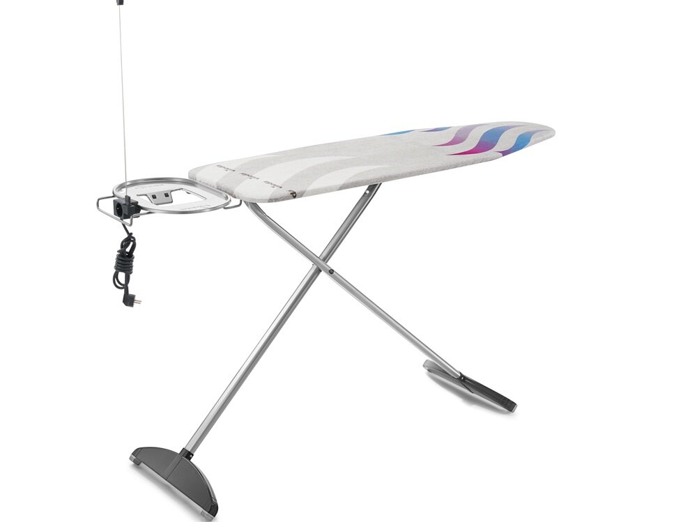 Deska do prasowania z metalowymi nogami i szarym pokrowcem z kolorowymi wzorami. Posiada uchwyt na żelazko z przewodem elektrycznym.