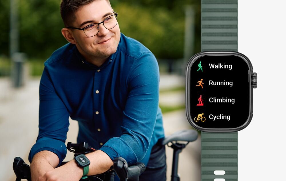 Mężczyzna w okularach i niebieskiej koszuli opiera się o rower, nosząc smartwatch na nadgarstku. Obok widoczny jest ekran smartwatcha z opcjami: Walking, Running, Climbing, Cycling.