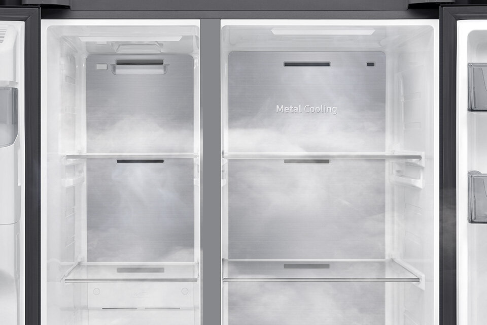 Wnętrze lodówki z widocznymi półkami i napisem \'Metal Cooling\'. W tle widoczna jest delikatna mgiełka, sugerująca chłodzenie.