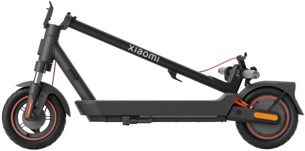 Czarna hulajnoga elektryczna z widocznym logo \'xiaomi\' na ramie, posiada pomarańczowe akcenty na kołach i ramie. Hulajnoga ma duże, pompowane koła i prostą konstrukcję.