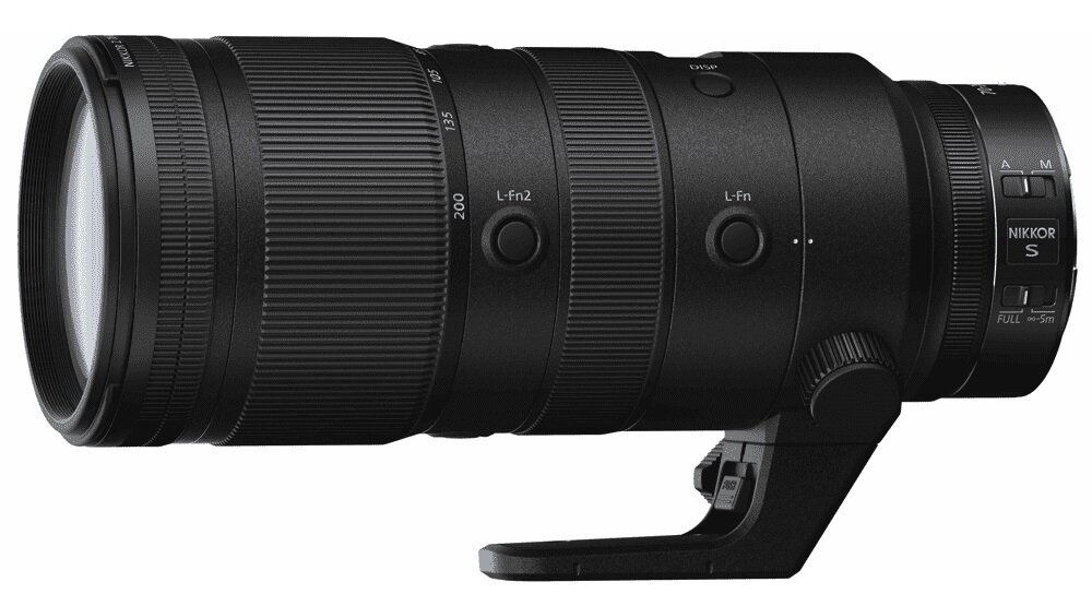 Czarny obiektyw fotograficzny z widocznymi oznaczeniami \'NIKKOR S\' oraz przełącznikami i przyciskami na obudowie. Obiektyw posiada uchwyt montażowy u dołu.