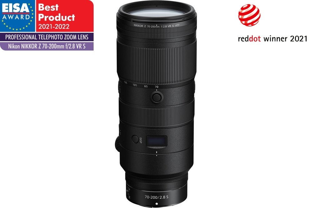 Czarny obiektyw fotograficzny z widocznymi oznaczeniami \'NIKKOR Z 70-200mm 1:2.8 VR S\'. Obok obiektywu znajdują się dwa oznaczenia nagród: \'EISA AWARD Best Product 2021-2022 PROFESSIONAL TELEPHOTO ZOOM LENS\' oraz \'reddot winner 2021\'.