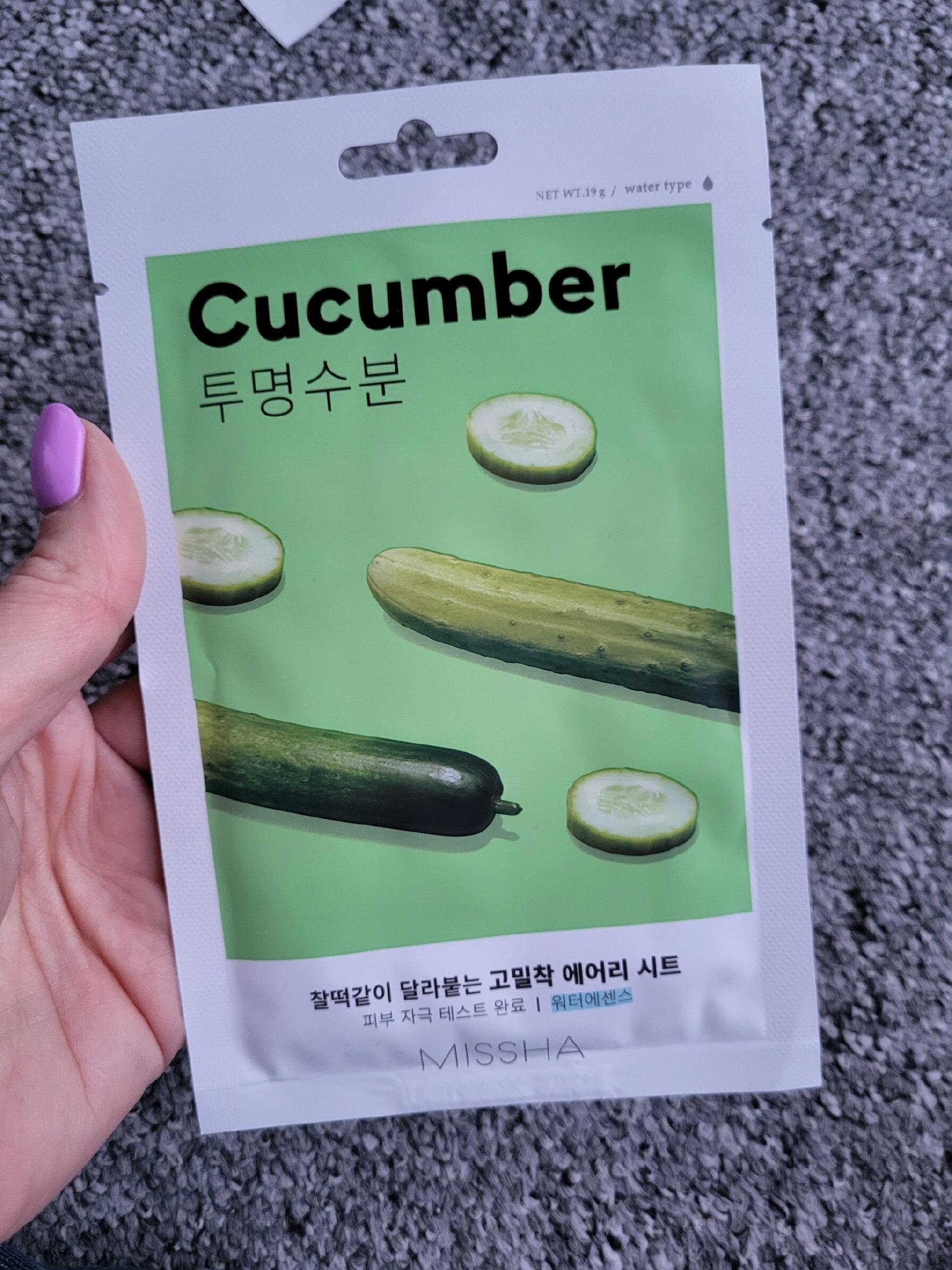 Opakowanie maseczki nawilżającej w płachcie z ogórkiem, z napisem \'Cucumber\' oraz logo \'MISSHA\'.