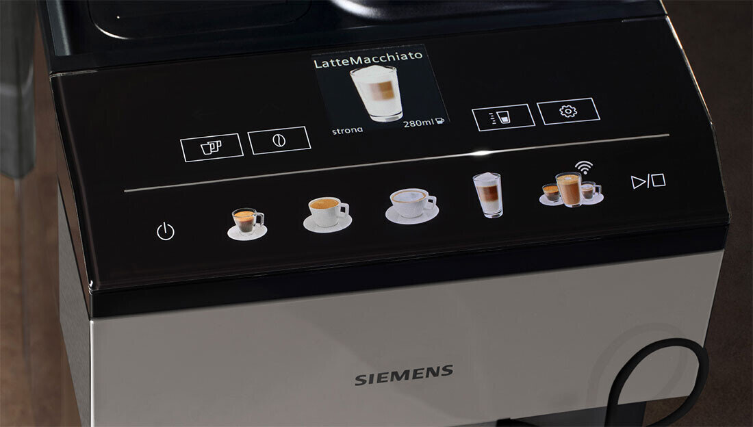 Panel sterowania ekspresu do kawy z wyświetlaczem pokazującym \'LatteMacchiato\', przyciski dotykowe oraz logo \'SIEMENS\'.