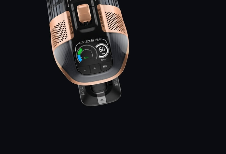 Widoczny jest panel sterowania odkurzacza z wyświetlaczem pokazującym tryb \'Eco\' i poziom naładowania baterii 60%. Na panelu znajdują się przyciski oraz napis \'CONTROL DISPLAY\'.