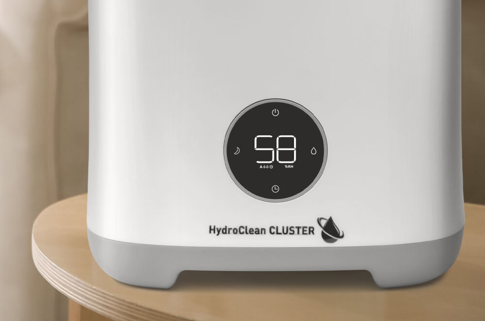 Biały nawilżacz z wyświetlaczem pokazującym liczbę 58 oraz napis \'HydroClean CLUSTER\' na obudowie.