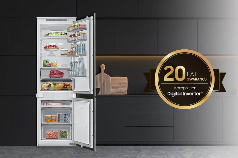 Otwarta lodówka z różnorodnymi produktami spożywczymi w środku, obok której znajduje się okrągły znak z napisem \'20 LAT GWARANCJI Kompresor Digital Inverter\'.