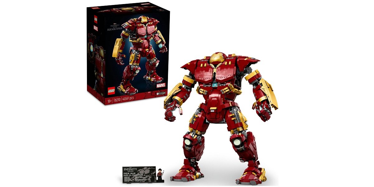 Na obrazie widoczny jest zestaw LEGO przedstawiający dużą figurkę Hulkbustera w czerwono-złotych kolorach, obok znajduje się pudełko z grafiką tego samego modelu. Na dole widoczna jest mała tabliczka z napisem \'INFINITY SAGA\' oraz figurka postaci.
