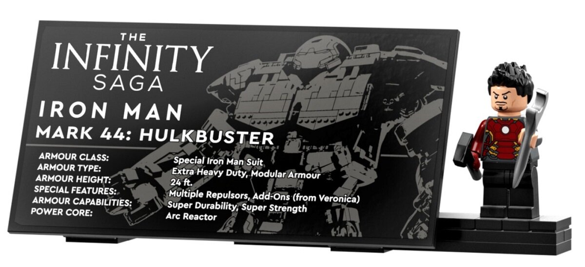 Tabliczka z napisem \'The Infinity Saga Iron Man Mark 44: Hulkbuster\' oraz szczegółami dotyczącymi zbroi, obok której stoi figurka LEGO przedstawiająca postać w czerwonym stroju z narzędziem w ręku.