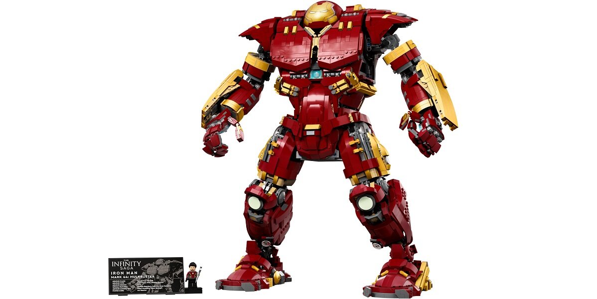 Duży model robota w czerwono-złotych barwach z widocznymi szczegółami konstrukcji. Obok znajduje się tabliczka z napisem \'INFINITY SAGA IRON MAN\'.