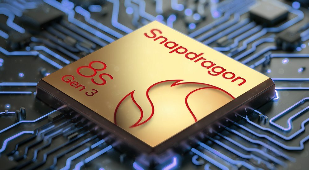 Złoty układ scalony z napisem \'Snapdragon 8S Gen 3\' leży na tle niebieskiego obwodu drukowanego.