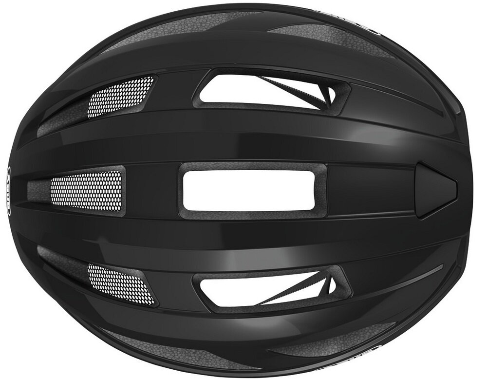 Czarny kask rowerowy z kilkoma otworami wentylacyjnymi i siateczką ochronną. Na boku widoczne jest logo \'ABUS\'.