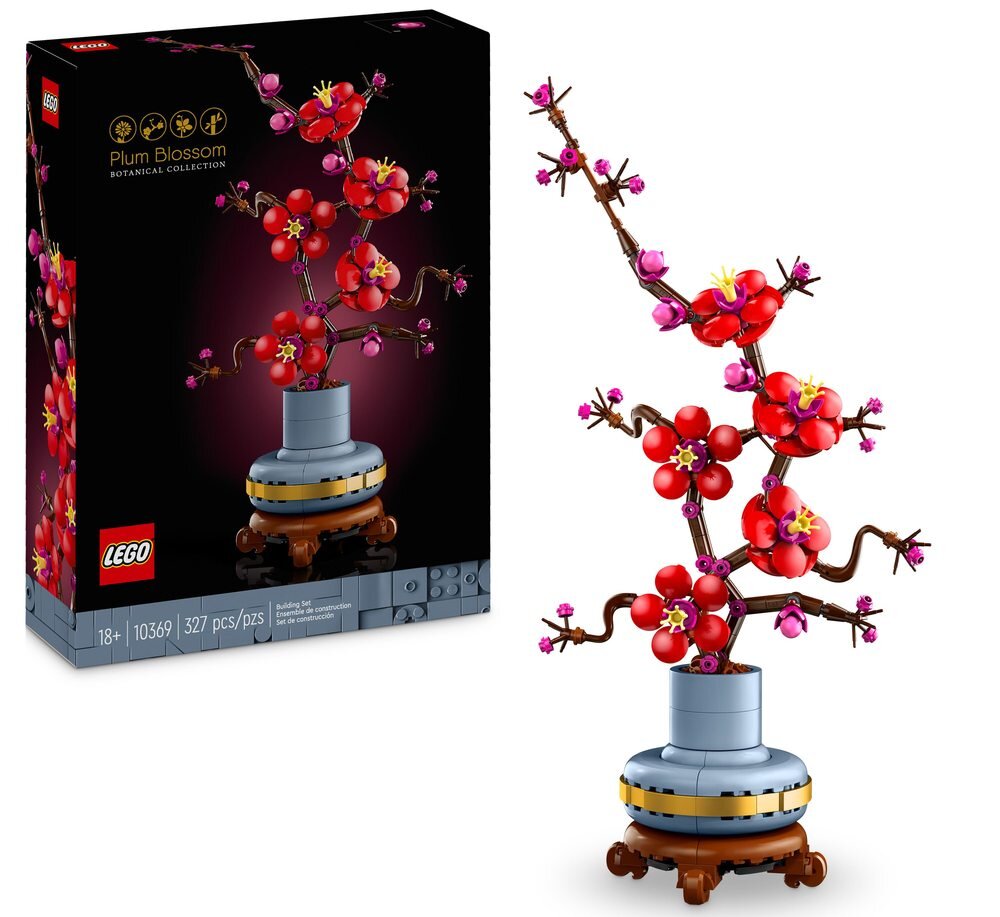 Na obrazie widoczny jest zestaw LEGO przedstawiający kwiat śliwy z serii Botanical Collection. Obok znajduje się pudełko z grafiką tego samego modelu oraz logo LEGO.