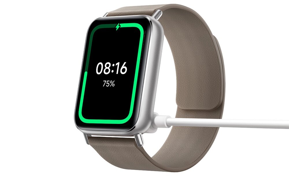 Na obrazie widoczny jest smartband z prostokątnym ekranem, na którym wyświetlany jest czas 08:16 i poziom naładowania 75%. Urządzenie jest podłączone do ładowarki.