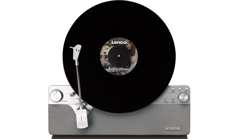 Gramofon z czarną płytą winylową na szczycie, z widocznym logo \'Lenco\' i napisem \'Enjoy Music\' na etykiecie płyty. Urządzenie ma srebrną obudowę z pokrętłami i przyciskami oraz widoczne logo \'Lenco\' na froncie.