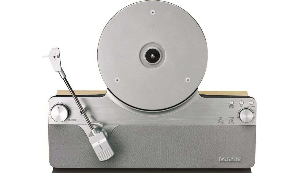 Srebrny gramofon z widocznym ramieniem i talerzem, na przednim panelu znajduje się logo \'Lenco\'.