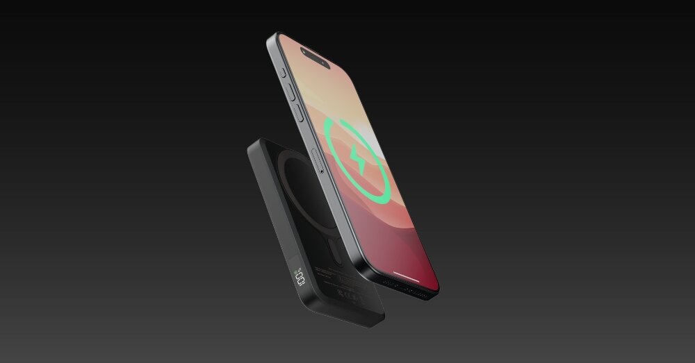Na obrazie widoczny jest czarny powerbank indukcyjny oraz smartfon unoszący się nad nim z ikoną ładowania na ekranie. Powerbank ma napis \'10000mAh\' na boku.