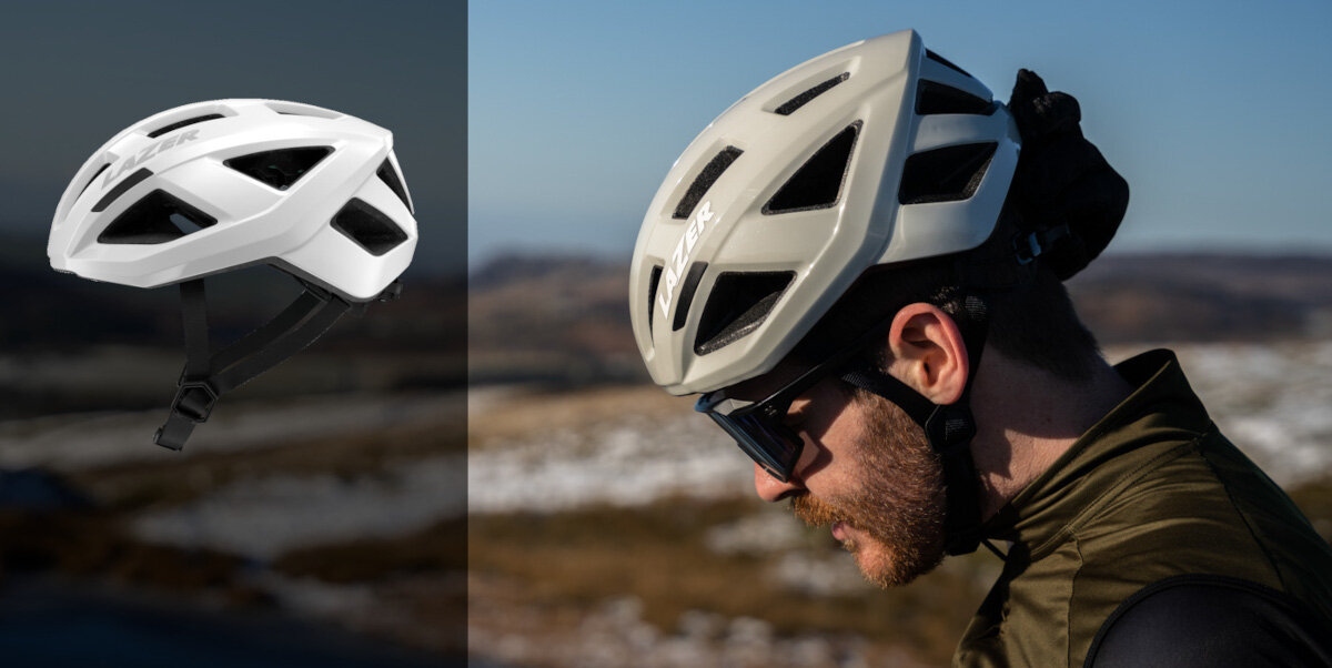 Na obrazie widoczny jest biały kask rowerowy z dużymi otworami wentylacyjnymi, a obok osoba nosząca podobny kask w plenerze. Na kasku widoczne jest logo \'LAZER\'.