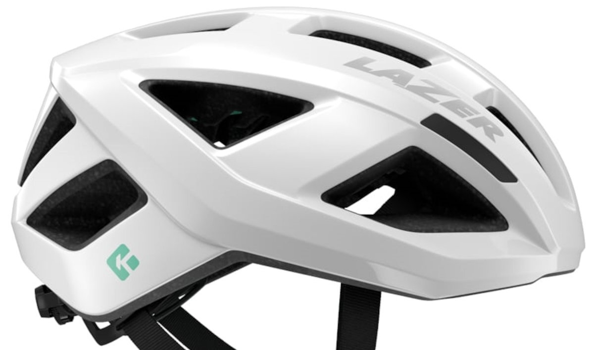 Biały kask rowerowy z otworami wentylacyjnymi i logo \'LAZER\' na górze. Widoczny jest również zielony symbol na boku kasku.
