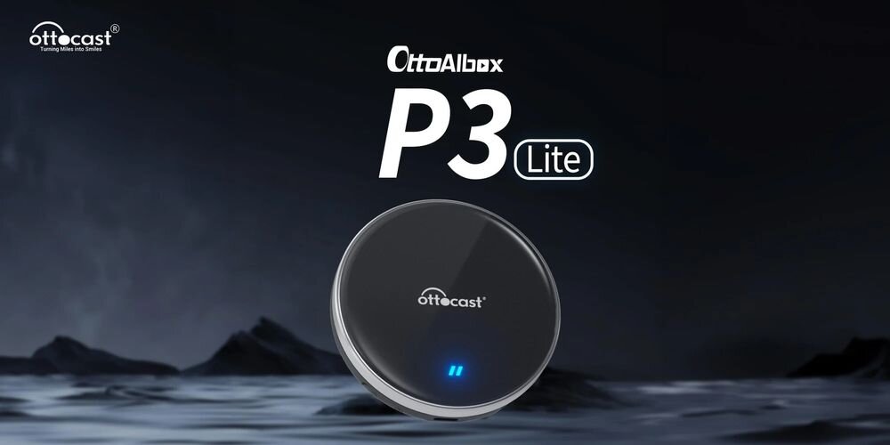 Na obrazie widoczny jest czarny, okrągły adapter z logo \'ottocast\' oraz niebieskim wskaźnikiem świetlnym. W tle znajduje się tekst: \'OttoAibox P3 Lite\'.