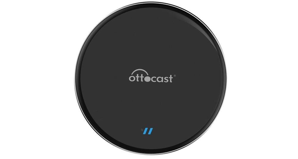 Czarny, okrągły adapter z logo \'ottocast\' na środku oraz dwoma niebieskimi kreskami poniżej.