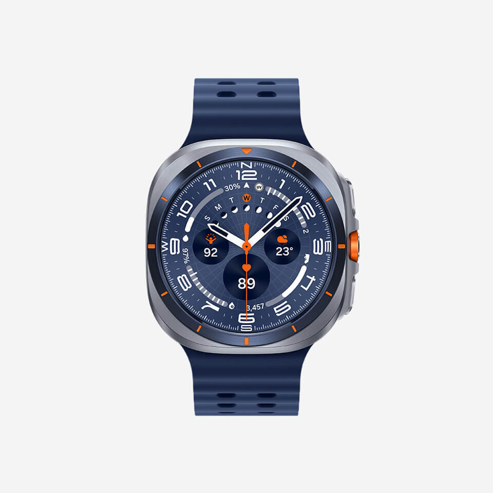 Smartwatch z okrągłą tarczą w kolorze niebieskim, z pomarańczowymi akcentami na przyciskach i wskazówkach. Wyświetlacz pokazuje czas, datę, poziom naładowania baterii oraz temperaturę.