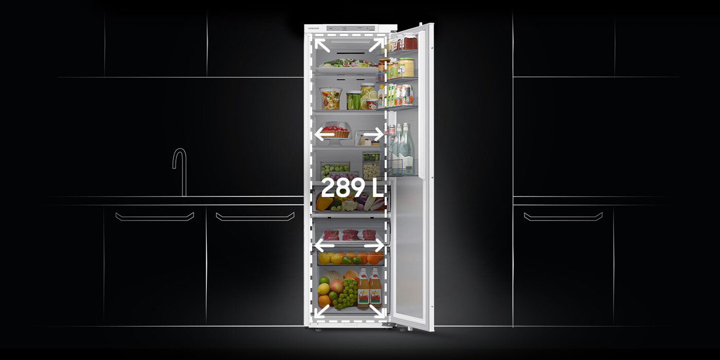 Otwarta lodówka z widocznymi półkami wypełnionymi różnymi produktami spożywczymi. Na drzwiach lodówki widoczny jest napis \'289 L\'.