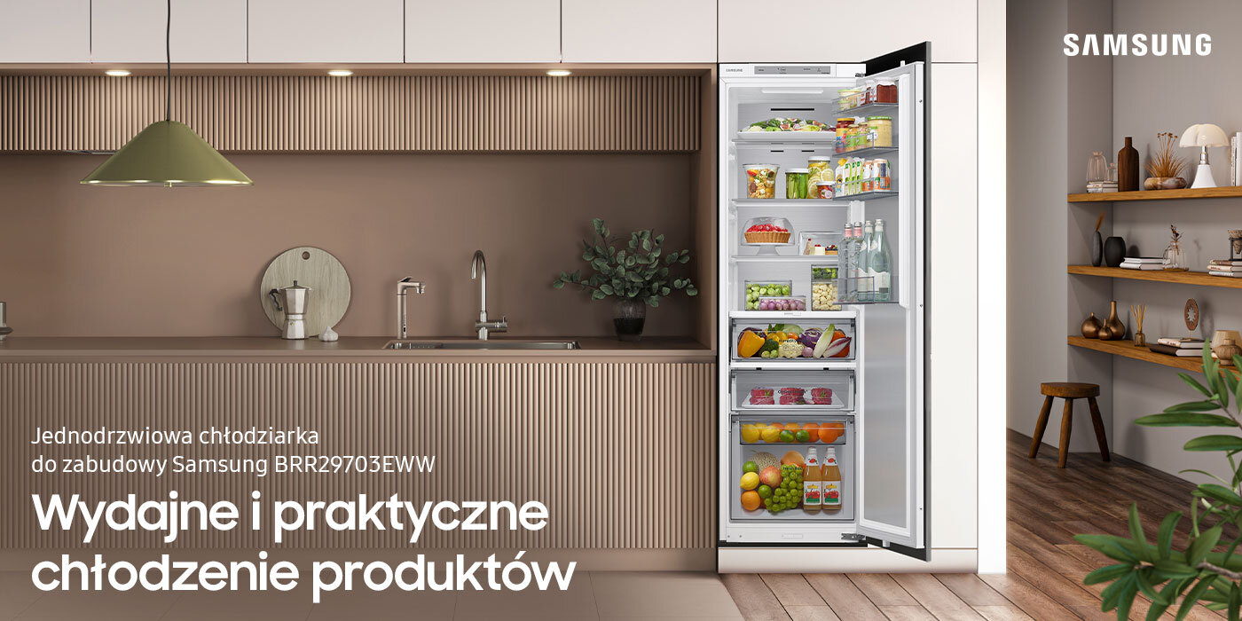 Kuchnia z otwartą lodówką wypełnioną różnorodnymi produktami spożywczymi. Na obrazie widoczny jest tekst: \'Jednodrzwiowa chłodziarka do zabudowy Samsung BRR29703EWW Wydajne i praktyczne chłodzenie produktów\'.