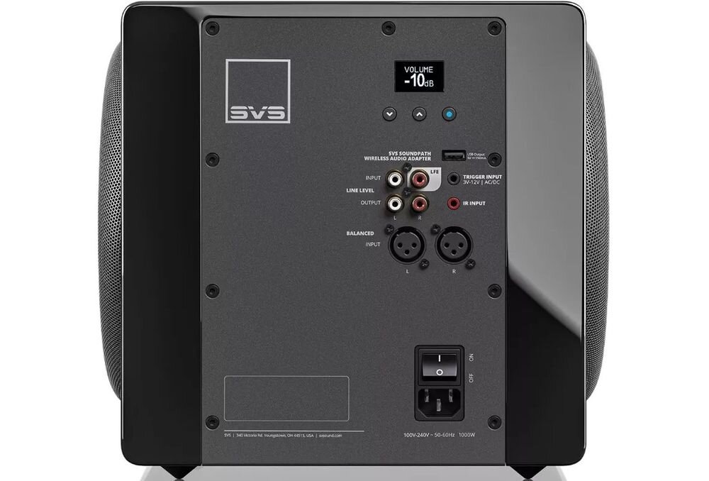 SVS 3000 Micro R Evolution wejścia RCA XLR USB-A wyjścia RCA trigger 3,5 mm wyświetlacz OLED, subwoofer na białym tle