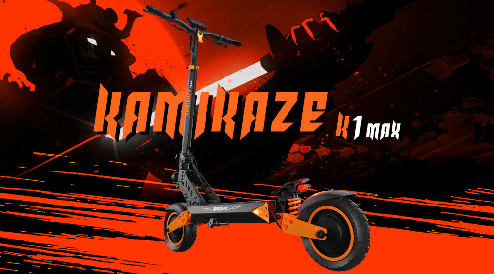 Obraz przedstawia czarną hulajnogę elektryczną z pomarańczowymi akcentami na tle dynamicznej grafiki. Widoczny jest napis \'KAMIKAZE K1 Max\'.