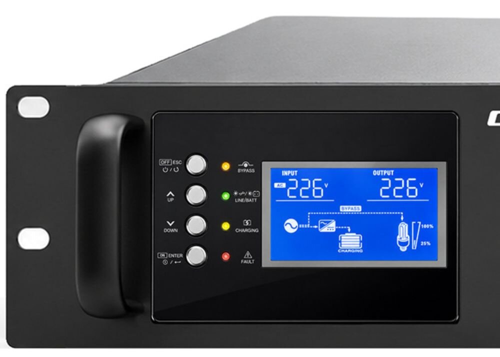 Zasilacz UPS z wyświetlaczem pokazującym wartości \'INPUT 226V\' i \'OUTPUT 226V\'. Obok wyświetlacza znajdują się przyciski i diody sygnalizacyjne z oznaczeniami takimi jak \'BYPASS\', \'LINE/BATT\', \'CHARGING\', \'FAULT\'.
