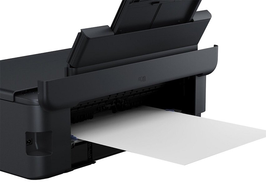Czarne urządzenie wielofunkcyjne z otwartą tacą na papier, z którego wychodzi biała kartka. Na obudowie widoczne jest logo EPSON.