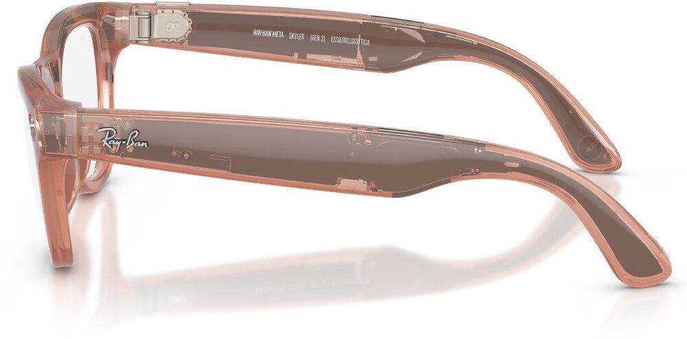 Okulary w kolorze brzoskwiniowym z matowym wykończeniem, z widocznym logo \'Ray-Ban\' na zauszniku. Na wewnętrznej stronie zausznika znajduje się tekst: \'RAY-BAN META - SMART GLASSES - GEN 2\'.