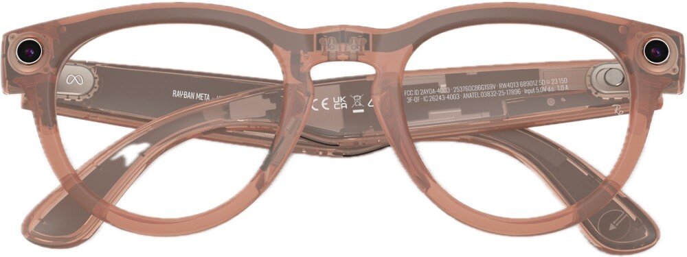 Okulary w kolorze brzoskwiniowym z przezroczystymi oprawkami, posiadające kamery w rogach. Na wewnętrznej stronie zauszników widoczny jest tekst: \'RAY-BAN META\'.