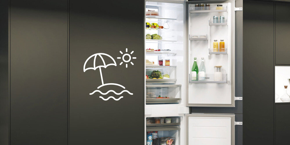 Otwarta lodówka z widocznymi półkami wypełnionymi różnymi produktami spożywczymi. Na drzwiach lodówki znajduje się symbol parasola plażowego i słońca.