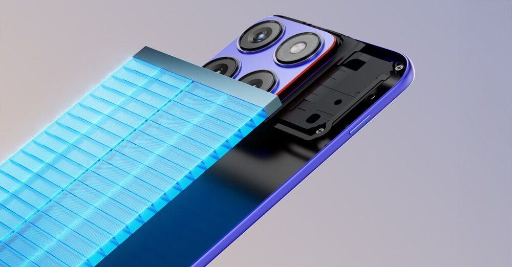 Obraz przedstawia smartfon z widocznym modułem aparatu z trzema obiektywami. Obudowa urządzenia jest w kolorze granatowo-szarym.