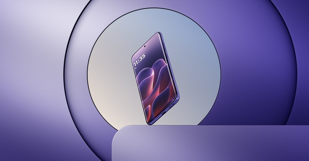 Smartfon z wyświetlaczem o dynamicznym wzorze, umieszczony na tle w odcieniach fioletu i szarości. Na ekranie widoczna jest godzina 11:35.