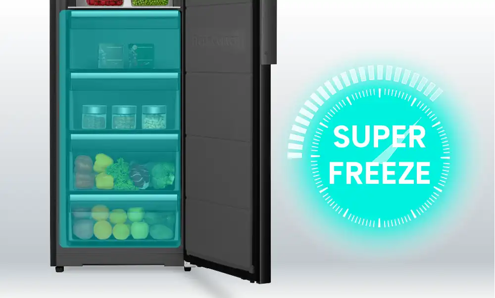 Otwarta zamrażarka z widocznymi półkami wypełnionymi różnymi produktami spożywczymi. Obok zamrażarki znajduje się niebieski napis \'SUPER FREEZE\' otoczony graficznym symbolem zegara.