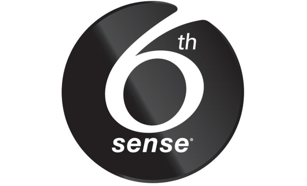 Czarne, okrągłe logo z białym napisem \'6th sense\'.