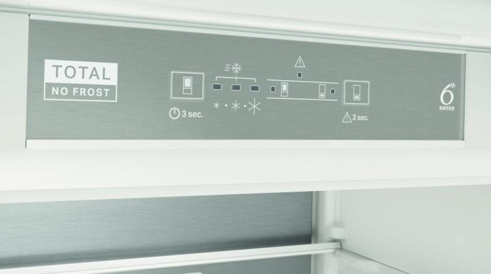 Panel sterowania lodówki z napisem \'TOTAL NO FROST\' oraz ikonami i symbolami wskazującymi funkcje, takie jak czas 3 sekundy i \'6th sense\'.