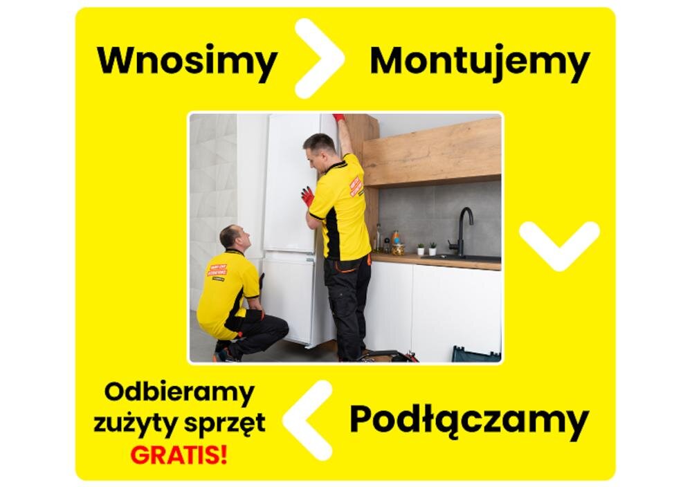 Dwóch mężczyzn w żółtych koszulkach montuje lodówkę w kuchni. Tekst na żółtym tle: \'Wnosimy > Montujemy\', \'Odbieramy zużyty sprzęt GRATIS!\', \'Podłączamy\'.